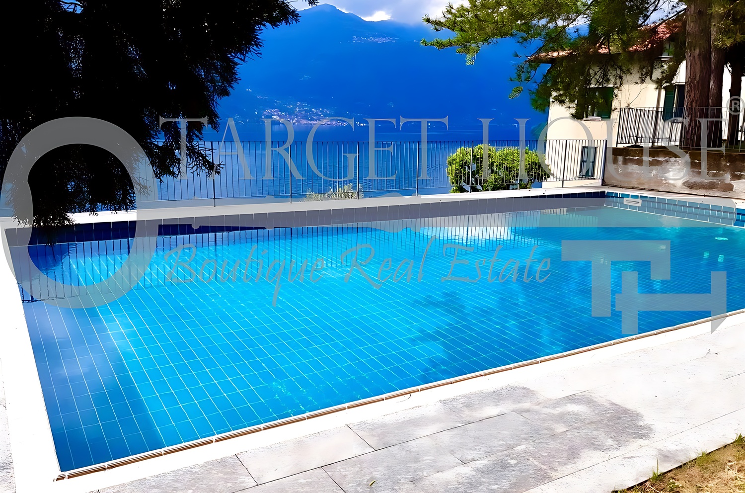 Quadrilocale con piscina sul Lago di Como