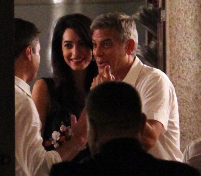 The hot summer of vip on the Lario: Clooney at the bar with his future wife