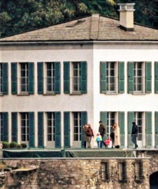 Chiara Ferragni e Fedez hanno comprato una mega villa sul lago di Como
